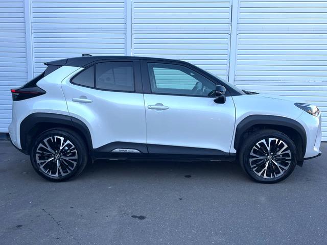 ヤリスクロス ハイブリッドＺ　全周囲カメラ　衝突被害軽減システム　レーダークルーズ　禁煙車　パワーシート　ドラレコ　スマートキー　ＬＥＤヘッド　ビルトインＥＴＣ　純正１８インチアルミ　オートハイビーム　車線逸脱警報　オートライト（52枚目）