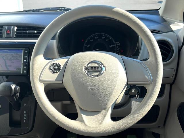 �C���e���A�ɍ��킹���f�U�C���̃X�e�A�����O�́A�^�]�������̂��Ƃ��l���A�^�]���₷���`��A�傫���ł��B�����x�A���ۂɐG���Ă��m���߂��������B