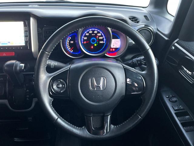 �y�����v�����X�e�A�����O�z�㎿�Ȋv���g�p���邱�ƂŁA��ɂ����������݂ƂĂ��^�]���₷���n���h���ł���