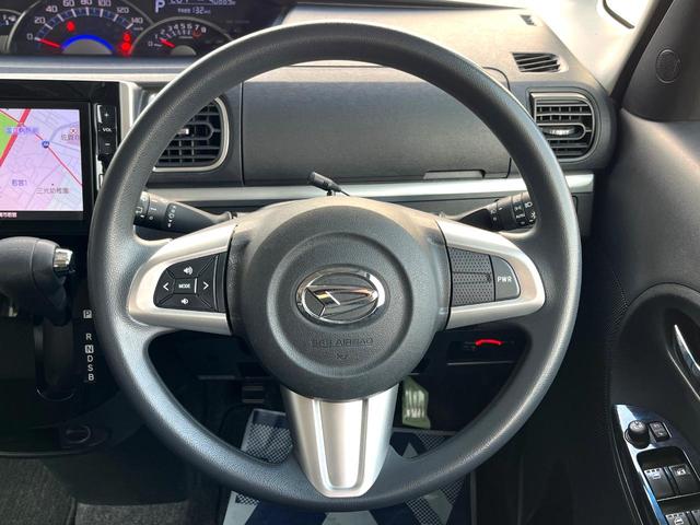 �C���e���A�ɍ��킹���f�U�C���̃X�e�A�����O�́A�^�]�������̂��Ƃ��l���A�^�]���₷���`��A�傫���ł��B�����x�A���ۂɐG���Ă��m���߂��������B