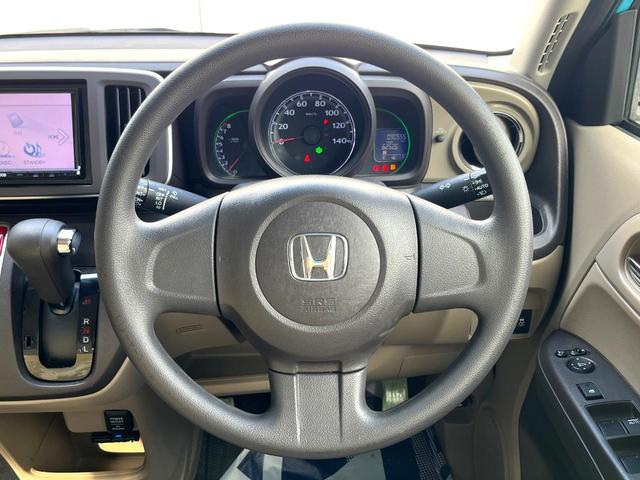 �C���e���A�ɍ��킹���f�U�C���̃X�e�A�����O�́A�^�]�������̂��Ƃ��l���A�^�]���₷���`��A�傫���ł��B�����x�A���ۂɐG���Ă��m���߂��������B