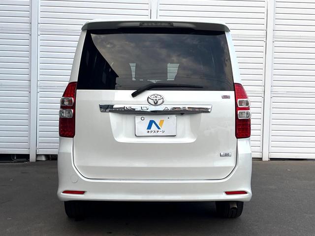 ノア Ｓｉ　サンルーフ　電動スライドドア　ＳＤナビ　バックカメラ　スマートキー　ＨＩＤヘッド　ビルトインＥＴＣ　パドルシフト　純正１６インチアルミ　オートライト　オートエアコン　Ｂｌｕｅｔｏｏｔｈ（13枚目）