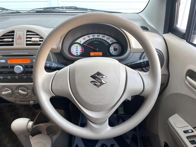 �C���e���A�ɍ��킹���f�U�C���̃X�e�A�����O�́A�^�]�������̂��Ƃ��l���A�^�]���₷���`��A�傫���ł��B�����x�A���ۂɐG���Ă��m���߂��������B