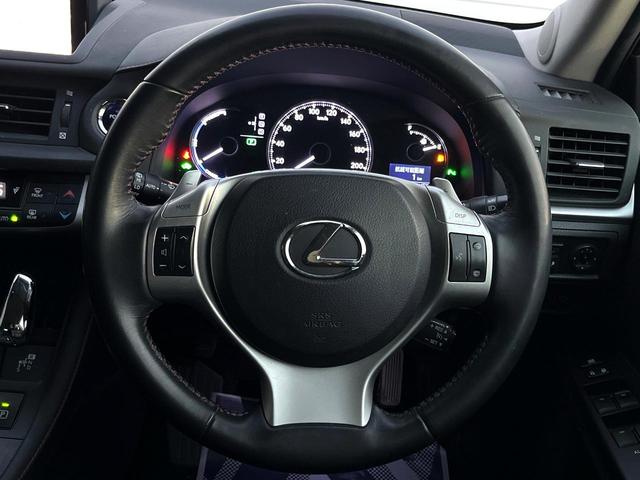 �C���e���A�ɍ��킹���f�U�C���̃X�e�A�����O�́A�^�]�������̂��Ƃ��l���A�^�]���₷���`��A�傫���ł��B�����x�A���ۂɐG���Ă��m���߂��������B