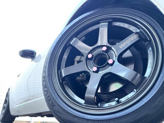 �y�P�U�C���`�A���~�z�C�[���z�O�ςɃ}�b�`�����A���~�z�C�[���𑕒����Ă���܂��B�e��A���~�z�C�[����A�X�^�b�h���X�^�C�����戵�����Ă���܂��B���񂲑��k����������