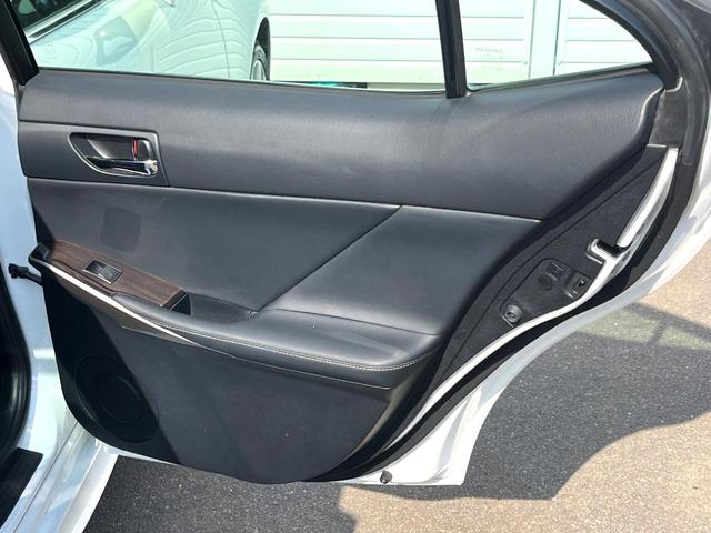 ＩＳ ＩＳ３００ｈ　バージョンＬ　純正ナビ　バックカメラ　サンルーフ　衝突被害軽減システム　レーダークルーズ　レザーシート　前席シートエアコン　パワーシート　コーナーセンサー　スマートキー　ＬＥＤヘッド　ＥＴＣ　純正１７インチアルミ（52枚目）