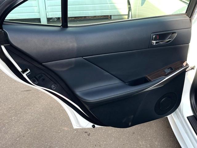 ＩＳ ＩＳ３００ｈ　バージョンＬ　純正ナビ　バックカメラ　サンルーフ　衝突被害軽減システム　レーダークルーズ　レザーシート　前席シートエアコン　パワーシート　コーナーセンサー　スマートキー　ＬＥＤヘッド　ＥＴＣ　純正１７インチアルミ（53枚目）