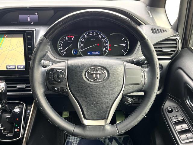 �C���e���A�ɍ��킹���f�U�C���̃X�e�A�����O�́A�^�]�������̂��Ƃ��l���A�^�]���₷���`��A�傫���ł��B�����x�A���ۂɐG���Ă��m���߂��������B