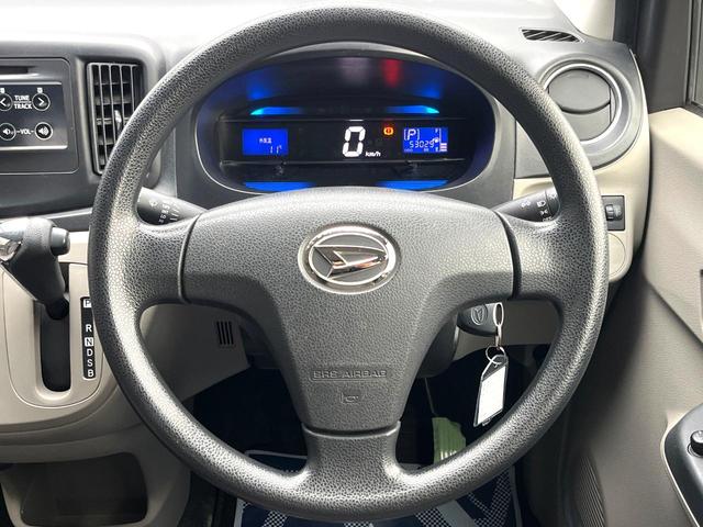 �C���e���A�ɍ��킹���f�U�C���̃X�e�A�����O�́A�^�]�������̂��Ƃ��l���A�^�]���₷���`��A�傫���ł��B�����x�A���ۂɐG���Ă��m���߂��������B