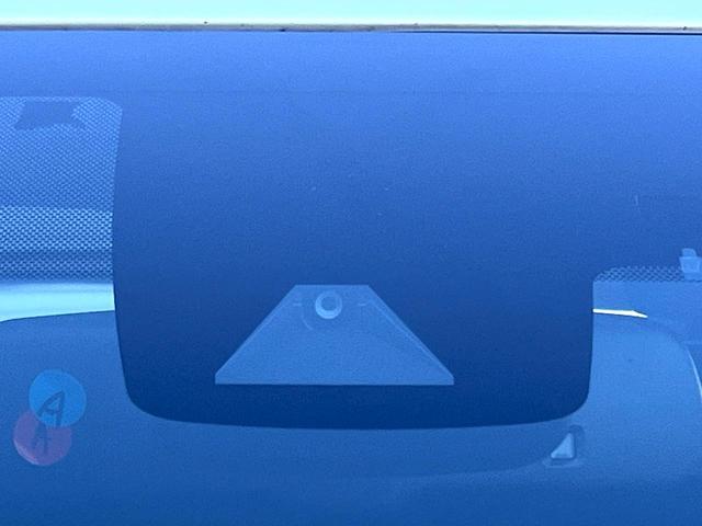 プリウス Ｓセーフティプラス　バックカメラ　衝突被害軽減システム　レーダークルーズ　禁煙車　ドラレコ　スマートキー　ＬＥＤヘッド　ビルトインＥＴＣ　純正１５インチアルミ　オートハイビーム　車線逸脱警報　オートライト（7枚目）