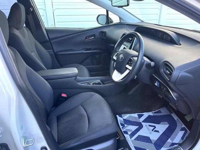 プリウス Ｓセーフティプラス　バックカメラ　衝突被害軽減システム　レーダークルーズ　禁煙車　ドラレコ　スマートキー　ＬＥＤヘッド　ビルトインＥＴＣ　純正１５インチアルミ　オートハイビーム　車線逸脱警報　オートライト（8枚目）