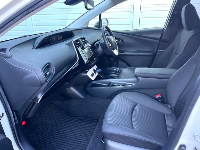 プリウス Ｓセーフティプラス　バックカメラ　衝突被害軽減システム　レーダークルーズ　禁煙車　ドラレコ　スマートキー　ＬＥＤヘッド　ビルトインＥＴＣ　純正１５インチアルミ　オートハイビーム　車線逸脱警報　オートライト（34枚目）