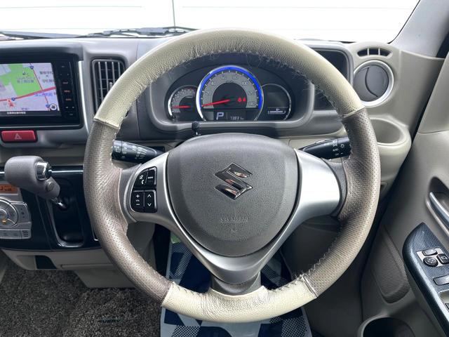 �C���e���A�ɍ��킹���f�U�C���̃X�e�A�����O�́A�^�]�������̂��Ƃ��l���A�^�]���₷���`��A�傫���ł��B�����x�A���ۂɐG���Ă��m���߂��������B