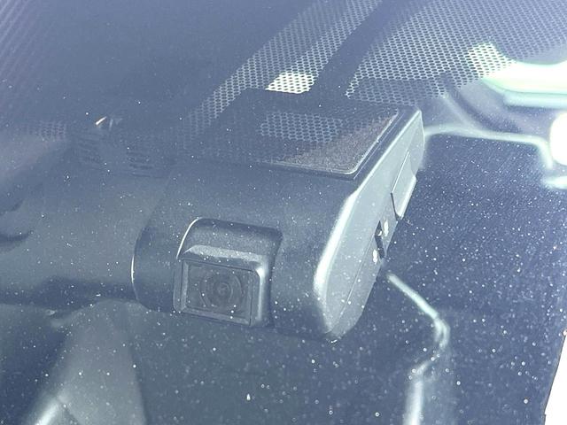 プリウス Ａプレミアム　ツーリングセレクション　純正ナビ　全周囲カメラ　１００Ｖ電源　衝突被害軽減システム　禁煙車　レザー調シート　前席シートエアコン　パワーシート　ドラレコ　ＬＥＤヘッド　ビルトインＥＴＣ　クルコン　オートライト（5枚目）