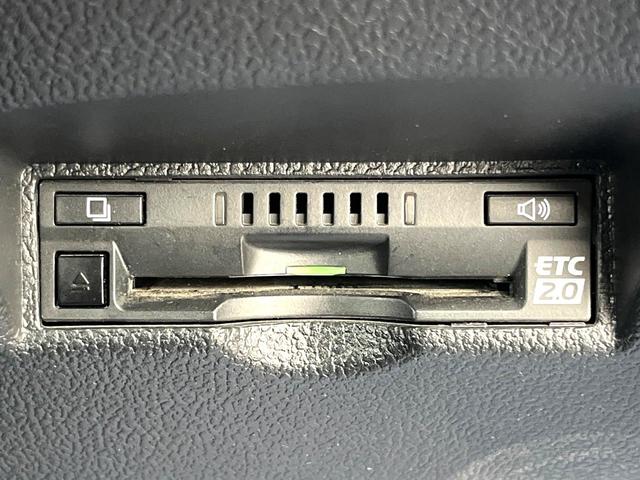 プリウス Ａプレミアム　ツーリングセレクション　純正ナビ　全周囲カメラ　１００Ｖ電源　衝突被害軽減システム　禁煙車　レザー調シート　前席シートエアコン　パワーシート　ドラレコ　ＬＥＤヘッド　ビルトインＥＴＣ　クルコン　オートライト（6枚目）