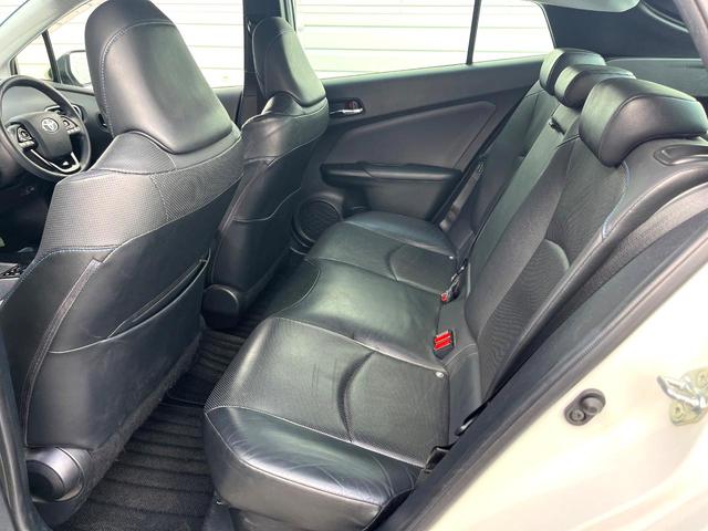 プリウス Ａプレミアム　ツーリングセレクション　純正ナビ　全周囲カメラ　１００Ｖ電源　衝突被害軽減システム　禁煙車　レザー調シート　前席シートエアコン　パワーシート　ドラレコ　ＬＥＤヘッド　ビルトインＥＴＣ　クルコン　オートライト（40枚目）