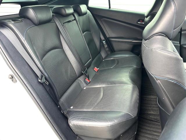 プリウス Ａプレミアム　ツーリングセレクション　純正ナビ　全周囲カメラ　１００Ｖ電源　衝突被害軽減システム　禁煙車　レザー調シート　前席シートエアコン　パワーシート　ドラレコ　ＬＥＤヘッド　ビルトインＥＴＣ　クルコン　オートライト（41枚目）