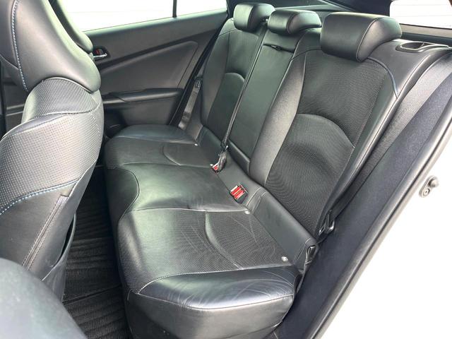 プリウス Ａプレミアム　ツーリングセレクション　純正ナビ　全周囲カメラ　１００Ｖ電源　衝突被害軽減システム　禁煙車　レザー調シート　前席シートエアコン　パワーシート　ドラレコ　ＬＥＤヘッド　ビルトインＥＴＣ　クルコン　オートライト（42枚目）