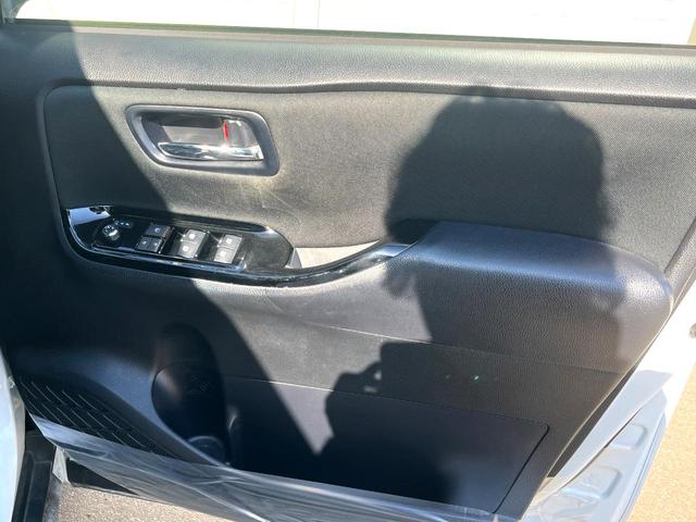 ヴォクシー ＺＳ　煌ＩＩ　両側電動ドア　バックカメラ　衝突被害軽減システム　ドラレコ　スマートキー　ＬＥＤヘッド　ビルトインＥＴＣ　クルコン　純正１６インチアルミ　オートハイビーム　車線逸脱警報　オートライト（42枚目）