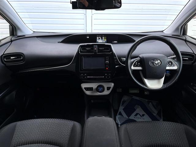 プリウス Sセーフティプラス 純正SDナビ バックカメラ 衝突被害軽減システム レーダークルーズ 禁煙車 ドラレコ スマートキー LEDヘッド ビルトインETC 純正15インチアルミ オートハイビーム 車線逸脱警報 オートライト(2枚目)