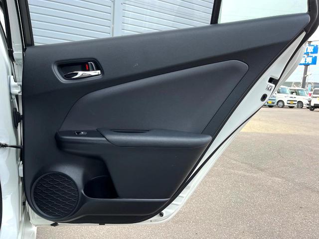 プリウス Sセーフティプラス 純正SDナビ バックカメラ 衝突被害軽減システム レーダークルーズ 禁煙車 ドラレコ スマートキー LEDヘッド ビルトインETC 純正15インチアルミ オートハイビーム 車線逸脱警報 オートライト(41枚目)