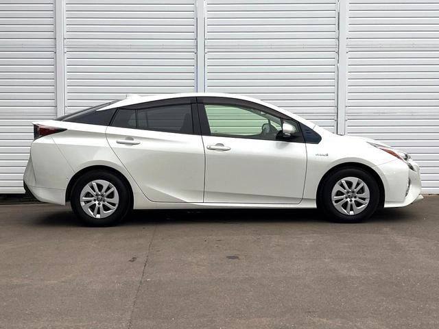 プリウス Sセーフティプラス 純正SDナビ バックカメラ 衝突被害軽減システム レーダークルーズ 禁煙車 ドラレコ スマートキー LEDヘッド ビルトインETC 純正15インチアルミ オートハイビーム 車線逸脱警報 オートライト(47枚目)