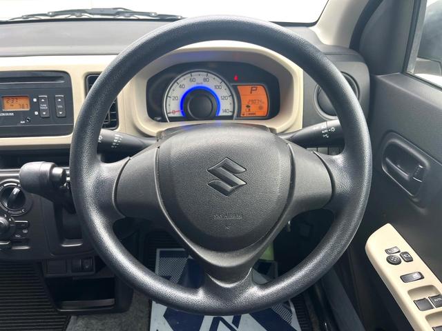 �C���e���A�ɍ��킹���f�U�C���̃X�e�A�����O�́A�^�]�������̂��Ƃ��l���A�^�]���₷���`��A�傫���ł��B�����x�A���ۂɐG���Ă��m���߂��������B