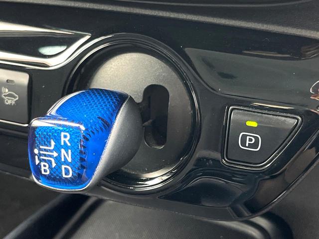プリウス Ｓ　ＳＤナビ　バックカメラ　レーダークルーズ　コーナーセンサー　ＬＥＤヘッド　ＥＴＣ　純正１５インチアルミ　車線逸脱警報　オートライト　オートエアコン　ＣＤ　ＤＶＤ再生　フルセグ　ＬＥＤフォグ（26枚目）