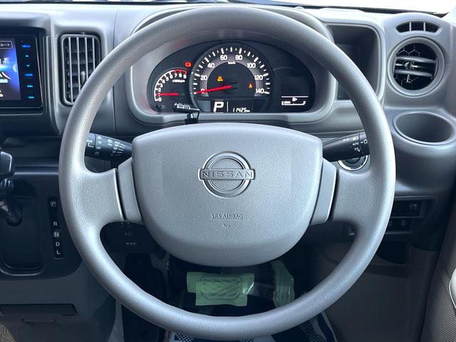 �C���e���A�ɍ��킹���f�U�C���̃X�e�A�����O�́A�^�]�������̂��Ƃ��l���A�^�]���₷���`��A�傫���ł��B�����x�A���ۂɐG���Ă��m���߂��������B