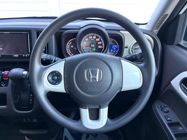 �C���e���A�ɍ��킹���f�U�C���̃X�e�A�����O�́A�^�]�������̂��Ƃ��l���A�^�]���₷���`��A�傫���ł��B�����x�A���ۂɐG���Ă��m���߂��������B