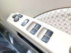 【電動格納ミラー】サイドミラーは電動格納式となっており、狭い駐車場でもキズがつくリスクを抑えられます。 4