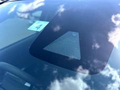 【プリクラッシュセーフティ】前方の車両等を検知し、衝突しそうな時は警報で注意を促し、ブレーキを踏む力をサポート。ブレーキを踏めなかった場合は衝突被害軽減ブレーキが作動、衝突回避をサポートします。 5