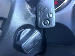 【Ｈｏｎｄａスマートキー】カバンやポケットに入れたままでもドアの施錠・解錠が可能なスマートキーを装備。エンジンのオン・オフ時もカギを取り出す必要が無いからとっても便利です♪ 5