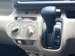 インパネシフトならハンドルからの移動距離が短く操作もスムーズ！また、足元が広くなりすっきりしますので、大柄な方でも快適にお過ごしいただけます。 7