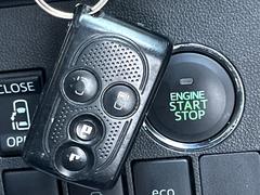 【キーフリーシステム】カバンやポケットに入れたままでもドアの施錠・解錠が可能なスマートキーを装備。エンジンのオン・オフ時もカギを取り出す必要が無いからとっても便利です♪ 7
