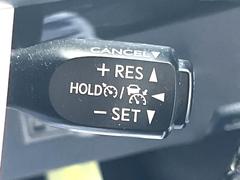 【レーダークルーズコントロール】高速道路での長距離走行が楽に！！自動で速度を保つクルーズコントロールが、衝突軽減システムと連携し、前方の車両を感知して車間を保つように速度調節してくれます！！ 5