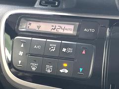 【オートエアコン】一度お好みの温度に設定すれば、車内の温度を検知し風量や温度を自動で調整。暑い…寒い…と何度もスイッチ操作をする必要はありません。快適な車内空間には必須の機能ですね♪ 6