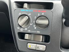 寒い冬も暑い夏も全席に快適な空調を届けてくれる、ダイヤル式エアコンを装備♪ 4