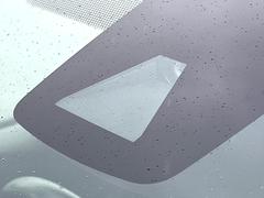 【トヨタセーフティセンス】走行中に前方の車両等を認識し、衝突しそうな時は警報とブレーキで衝突回避と被害軽減をアシスト。より安全にドライブをお楽しみいただけます。 5