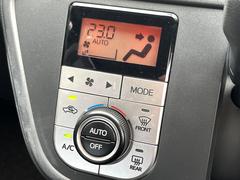 【オートエアコン】一度お好みの温度に設定すれば、車内の温度を検知し風量や温度を自動で調整。暑い…寒い…と何度もスイッチ操作をする必要はありません。快適な車内空間には必須の機能ですね♪ 6