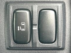 【パワースライドドア】スマートキーや運転席のスイッチでスライドドアの開閉が可能♪電動だから力を入れてドアを開ける必要が無く、小さいお子様でも、重い荷物を持っている時もラクに開け閉めできます♪ 5
