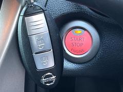 【インテリジェントキー】カバンやポケットに入れたままでもドアの施錠・解錠が可能なスマートキーを装備。エンジンのオン・オフ時もカギを取り出す必要が無いからとっても便利です♪ 4