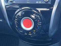 【オートエアコン】一度お好みの温度に設定すれば、車内の温度を検知し風量や温度を自動で調整。暑い…寒い…と何度もスイッチ操作をする必要はありません。快適な車内空間には必須の機能ですね♪ 6