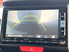 【バックカメラ】駐車時に後方がリアルタイム映像で確認できます。大型商業施設や立体駐車場での駐車時や、夜間のバック時に大活躍！運転スキルに関わらず、今や必須となった装備のひとつです！ 4