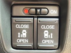 【両側パワースライドドア】スマートキーや運転席のスイッチで後席両側スライドドアの開閉が可能♪電動だから力を入れてドアを開ける必要が無く、小さなお子様でも簡単に開け閉めでき快適です♪ 6