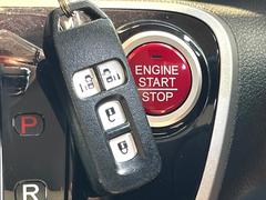 【Ｈｏｎｄａスマートキー】カバンやポケットに入れたままでもドアの施錠・解錠が可能なスマートキーを装備。エンジンのオン・オフ時もカギを取り出す必要が無いからとっても便利です♪ 7