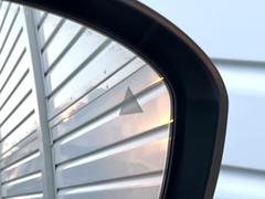 【後方車輛検知】走行中、ドアミラーの死角になりやすい箇所に後続車が接近するとサイドミラー付近に警告を表示、ドライバーに注意喚起をしてくれます。 6