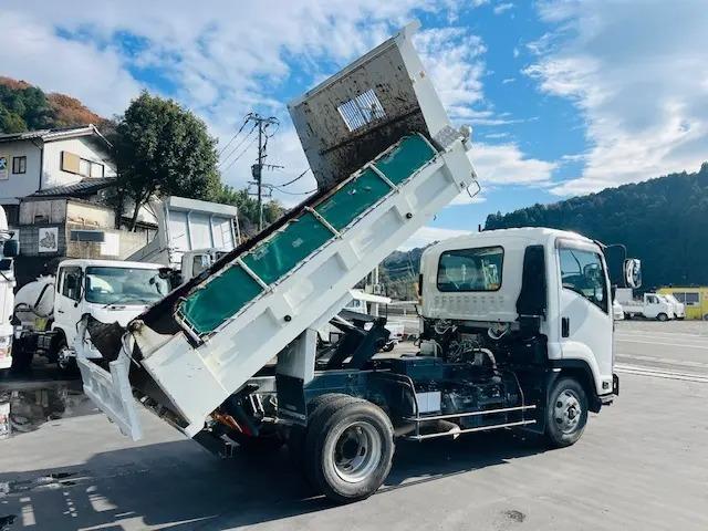 フォワード 　ダンプ　積載可能量３７００ｋｇ　極東製　電動コボレーン付　フロントメッキパーツ　走行７８９００ｋｍ　　エンジン型式４ＨＫ１　燃料タンク１００Ｌ１個　１９０馬力（3枚目）