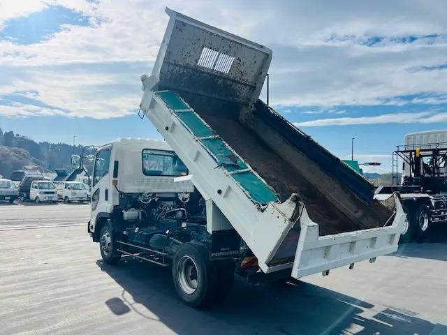 フォワード 　ダンプ　積載可能量３７００ｋｇ　極東製　電動コボレーン付　フロントメッキパーツ　走行７８９００ｋｍ　　エンジン型式４ＨＫ１　燃料タンク１００Ｌ１個　１９０馬力（4枚目）