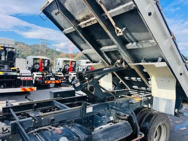 フォワード 　ダンプ　積載可能量３７００ｋｇ　極東製　電動コボレーン付　フロントメッキパーツ　走行７８９００ｋｍ　　エンジン型式４ＨＫ１　燃料タンク１００Ｌ１個　１９０馬力（6枚目）